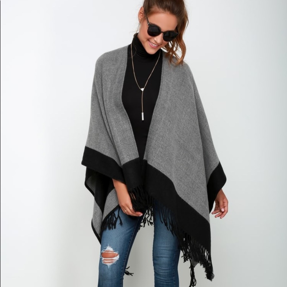 Lulu’s Precipice Palace Black and Grey Poncho